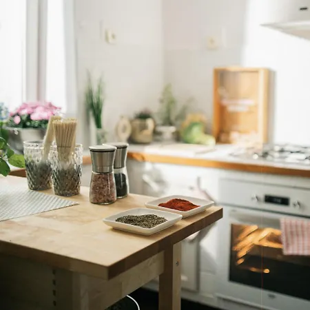 Tuyo Casa Sarabandy * وارسو